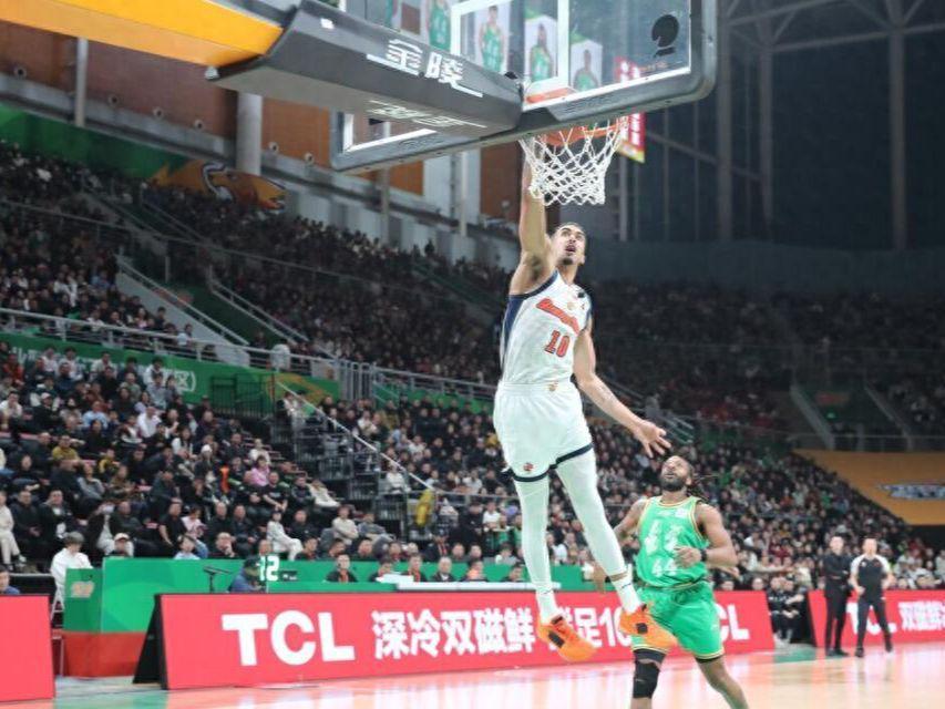 搜狐体育-酸死了，辽宁电台解说吐槽广东靠外援，官媒跟自媒体已经没区别了