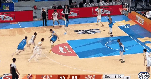 nba搜狐-王哲林下顺接球左手上篮打成2+1，目前10中6拿到13分13篮板